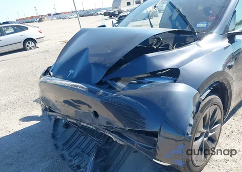 2024 Tesla Model Y Long Range Dual Motor All-Wheel Drive/Rwd z USA, uszkodzony, nr VIN 7SAYGDED5RF101473